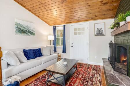 Harpers Ferry Cabin Hot Tub, Deck, Fire Pit, Wifi Exterior foto